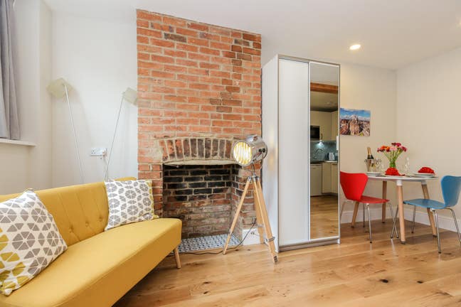 Beautiful private studio flat in central location. Main Photo
