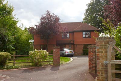 Double Ensuite Bedroom & Own Lounge in Luxury Home Main Photo