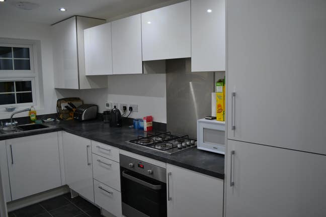 Large Double Room in Littlehampton Townhouse Main Photo