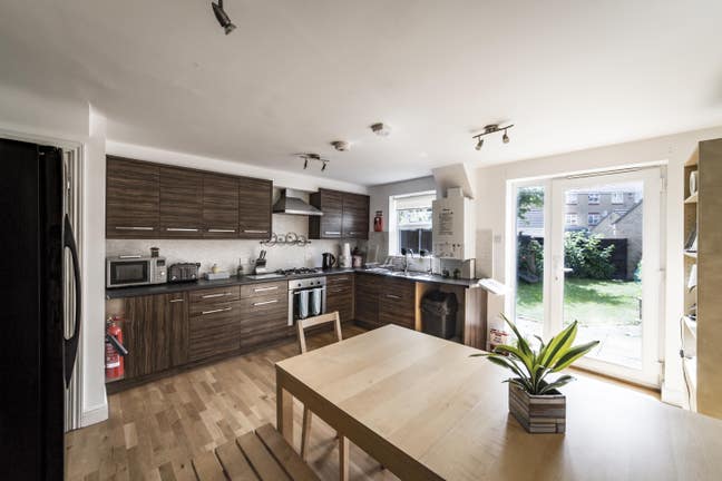 Short Let - Bills Included - Clapham North Main Photo