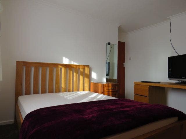 Double Room Near Crawley Hospital Main Photo