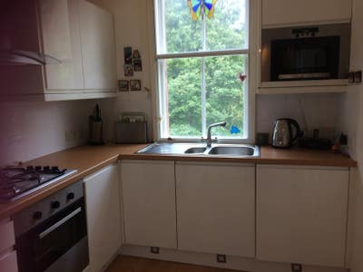 Comfortable large bedsit with bathroom. Main Photo