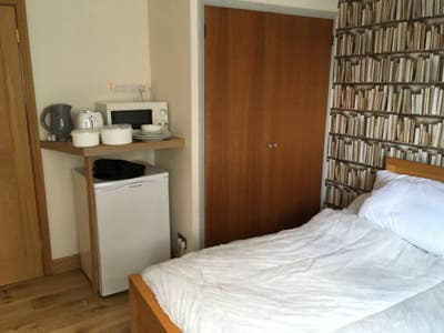  Lovely Large Double Ensuite Bedroom almost a Flat Main Photo