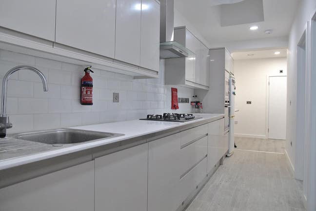 3 Bed flat minutes walk from Hatton Cross Station  Main Photo