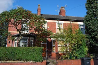 Lovely house with 1 double rooms available now Main Photo