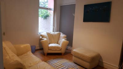 Bills included close to local amenities& Uni Main Photo