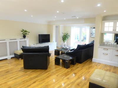 Well Presented en-Suite Room Now Available Main Photo