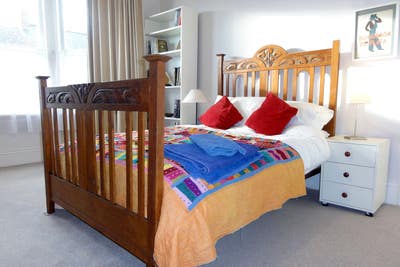 Bright, clean and spacious double bedroom in tradi Main Photo