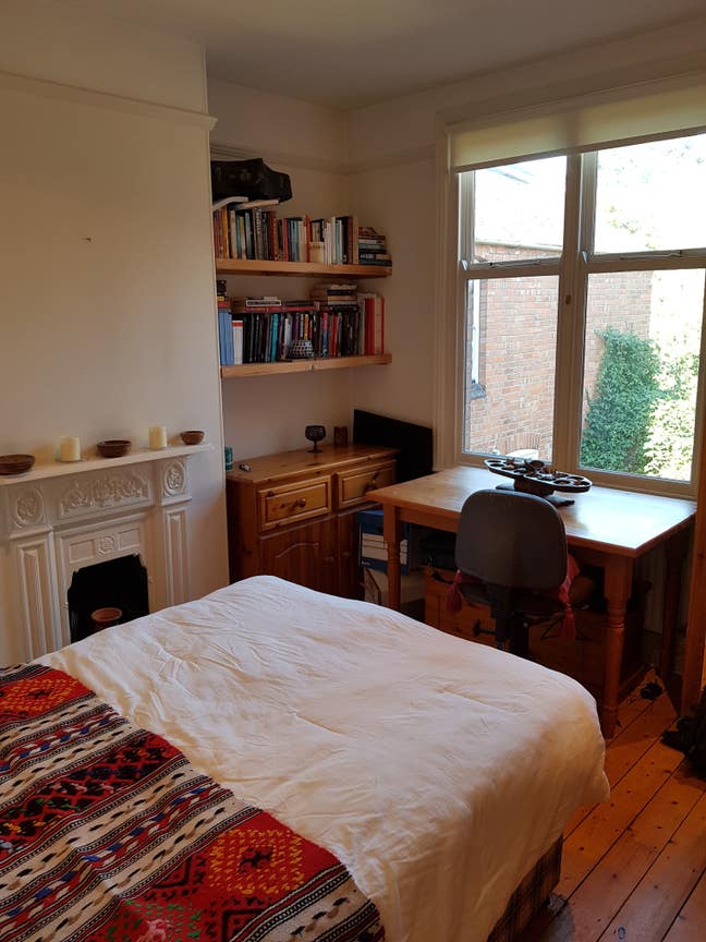 Spacious double room tolet overlooking nice garden Main Photo