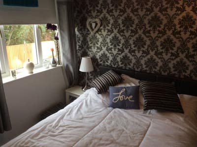 Double room available family  home Main Photo