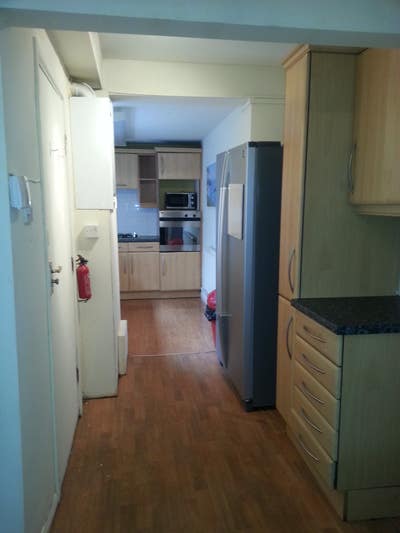 1 room own toilet, in 4 bedroomed 2 bathroom house Main Photo