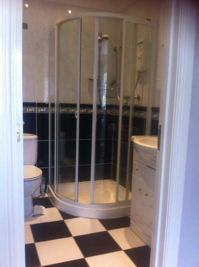 Luxury Double Bedroom En Suite in Modern House   Main Photo