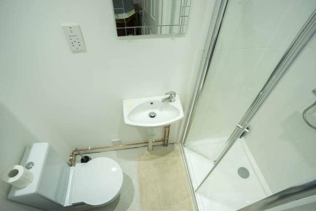 Beautiful Double Ensuite Room-Let 1–4 Months Main Photo
