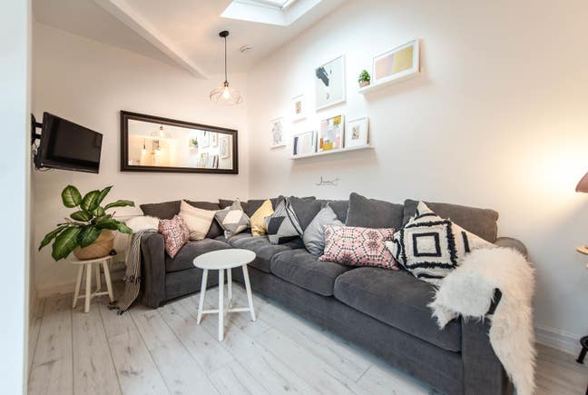 Amazing first floor  ensuite rm  - avail. NOV25 Main Photo