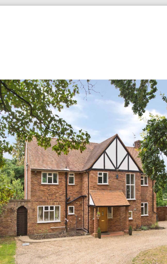 Loft Room Ensuite Available Cobham inc Parking  Main Photo