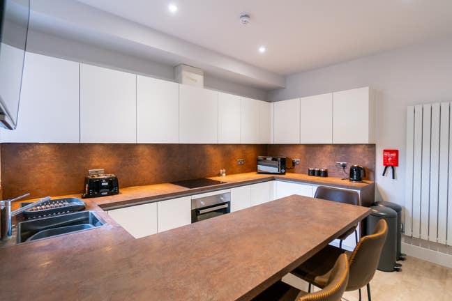 Close to Mainline Station - Two Ensuite Rooms  Main Photo