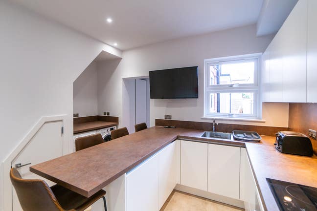 Close to Mainline Station - Two Ensuite Rooms  Main Photo