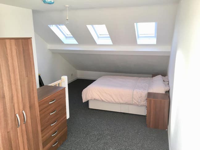 Large Double Room with En Suite  Main Photo