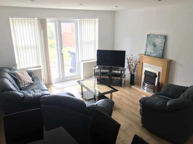 1 double en-suite (Room 3)  - small house share  Main Photo
