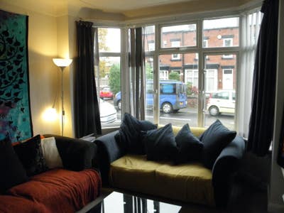One bed ground flr flat - near Unis - suit couple  Main Photo