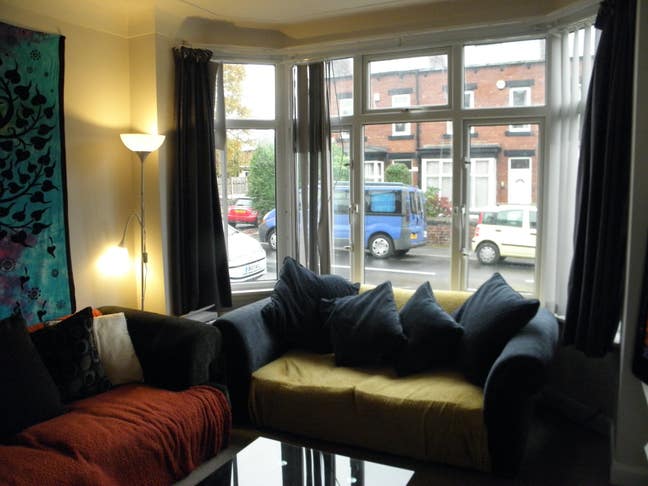 One bed ground flr flat - near Unis - suit couple  Main Photo