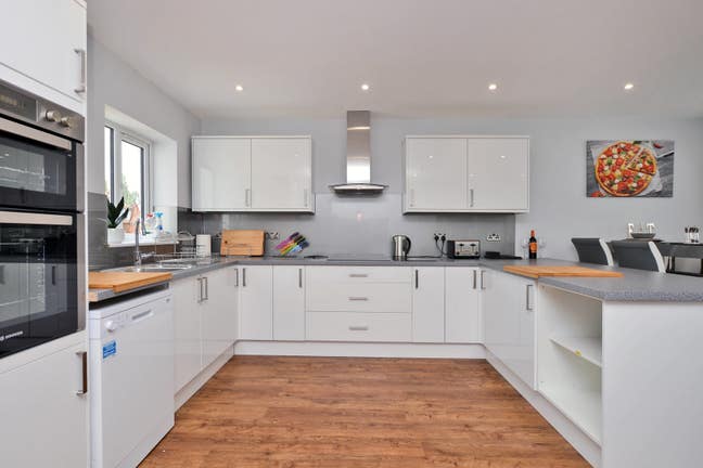 ⭐ 5 Mins Walk to Woking Station ⭐ Book Viewing Now Main Photo