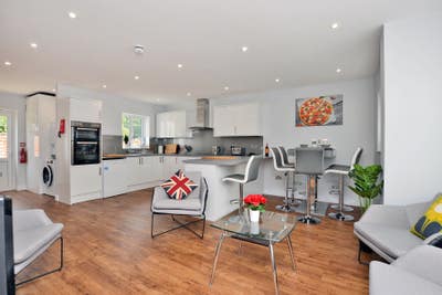 ⭐ 5 Mins Walk to Woking Station ⭐ Main Photo