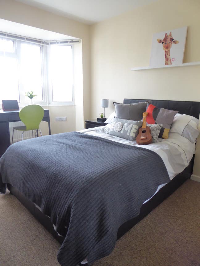 Light & Airy Large Ensuite in Friendly Househsare Main Photo