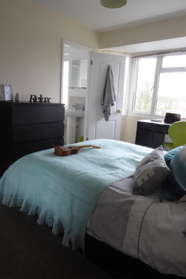 Light & Airy Large Ensuite in Friendly Househsare Main Photo