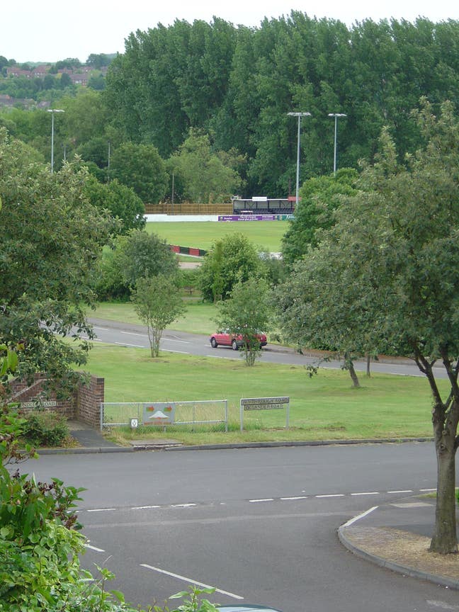 Single rm. in nice green area. Main Photo
