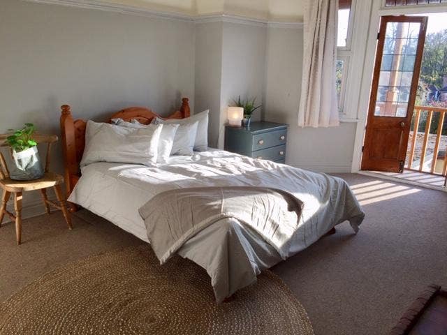 Lovely Double Room with balcony in Victorian House Main Photo