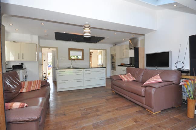 Single  Room close to  Staines town and station Main Photo