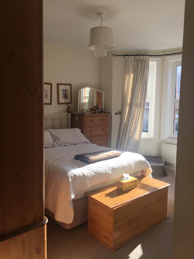 Large Sunny Ensuite Room in Warm Friendly Home Main Photo