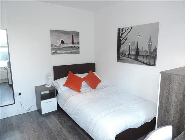 Rm 4a - Large Furnished Stylish En-Suite Room Main Photo
