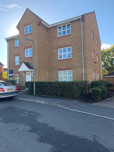 Quiet Modern one bed Flat close to Whiteley Main Photo