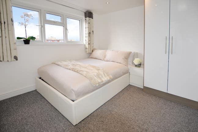 Sunny small double in peaceful area in West Ealing Main Photo