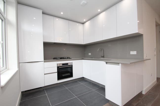 Modern 3 bedroom split level flat with 2 bathrooms Main Photo