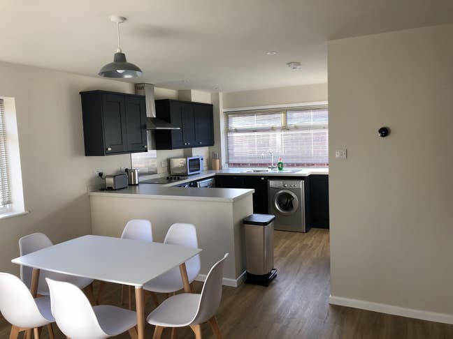 Rooms to rent in North Newbury Main Photo