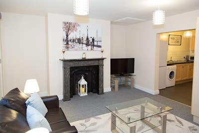 Luxury 3-bed flat with en-suite double rooms Main Photo