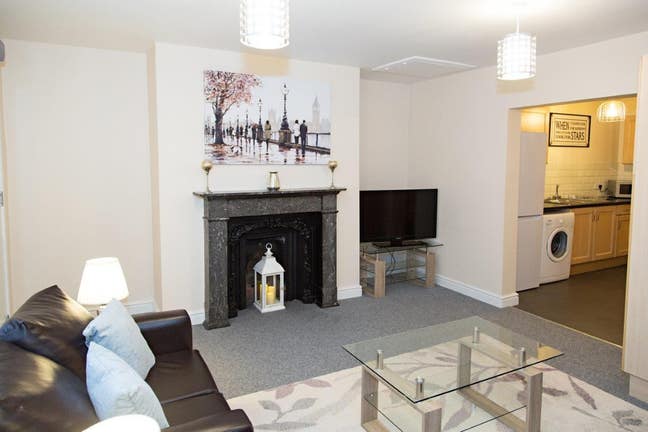 Luxury 3-bed flat with en-suite double rooms Main Photo