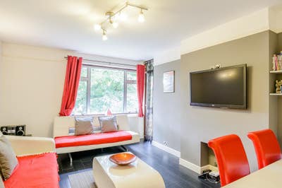 Beautiful room in quiet square with maid Main Photo