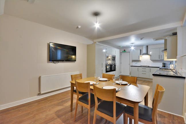 Ensuite room incl bills - CLEAN & QUIET Main Photo
