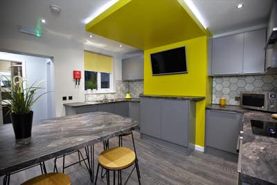 🏡 Quality Furnished Room available  Main Photo