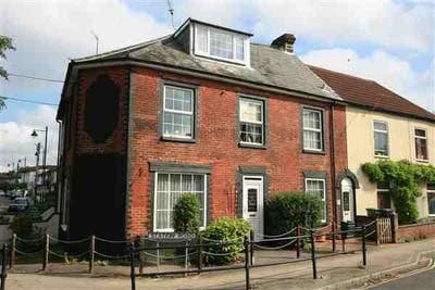 Beautiful, refurbished ground floor studio to rent Main Photo
