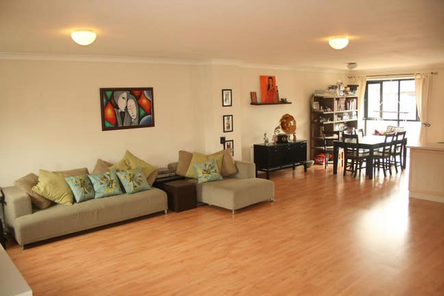 Spacious large flat /Smaller Bed Room available Main Photo