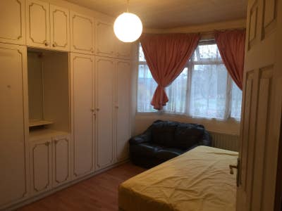 Double room to rent in North Acton Road Main Photo