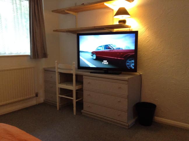 Single room with sky tv Main Photo