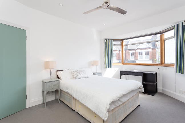 En suite double room, quiet road near Common Main Photo