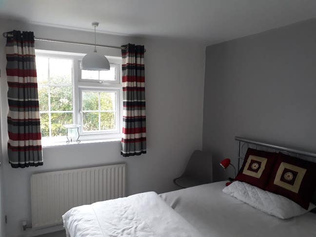 Refurbished Double Room, near Wokingham Station Main Photo