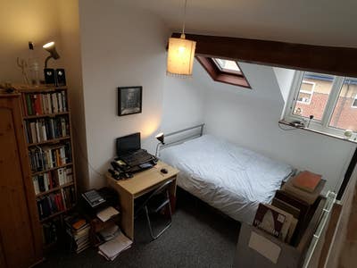 Bright and airy attic room in Meanwood Main Photo